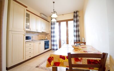 Suite Monolocale 2: Cabinetry, Möbel, Fenster, Gebäude, Countertop, Holz, Tabelle, Interior Design, Schublade, Küche