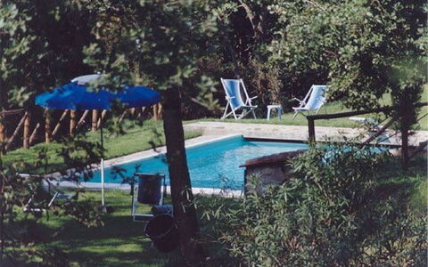 Le Piane: Wasser, Pflanze, Schwimmbad, Gartenmöbel, Baum, Schatten, Stuhl, Freizeit, Gras, Grundeigentum