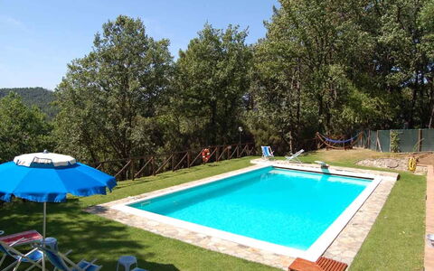 Le Piane: Pflanze, Eigentum, Gebäude, Wasser, Azurblau, Blau, Schwimmbad, Himmel, Schatten, Baum