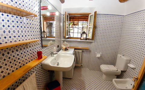 Le Piane: Spiegel, Sinken, Zapfhahn, Eigentum, Armatur, Bad Sink, Badezimmer, Gebäude, Interior Design, Wand