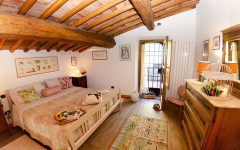 Le Piane: Eigentum, Möbel, Bilderrahmen, Tabelle, Gebäude, Fenster, Couch, Interior Design, Holz, Beleuchtung