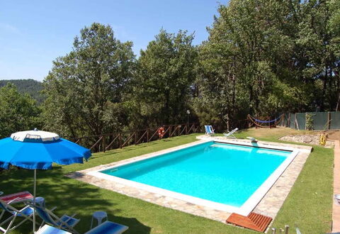 Le Piane: Pflanze, Eigentum, Gebäude, Wasser, Azurblau, Blau, Schwimmbad, Himmel, Schatten, Baum