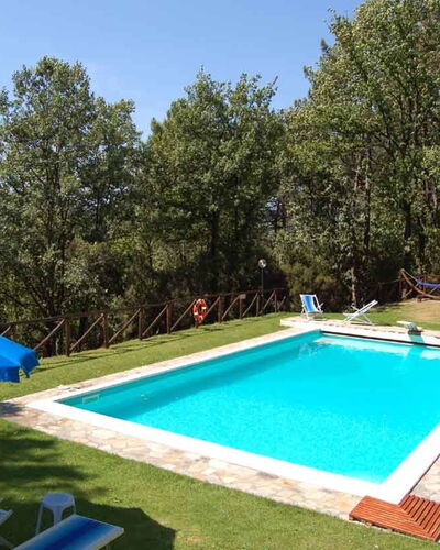 Le Piane: Pflanze, Eigentum, Gebäude, Wasser, Azurblau, Blau, Schwimmbad, Himmel, Schatten, Baum
