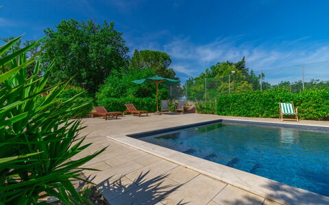 Sunrise Hill Holiday Home: Wasser, Himmel, Pflanze, Wolke, Baum, Schwimmbad, Gras, Arecales, Schatten, Natürliche Landschaft