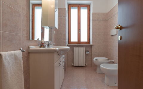 Sunrise Hill Holiday Home: Braun, Spiegel, Armatur, Sinken, Zapfhahn, Bad Sink, Gebäude, Badezimmer, Holz