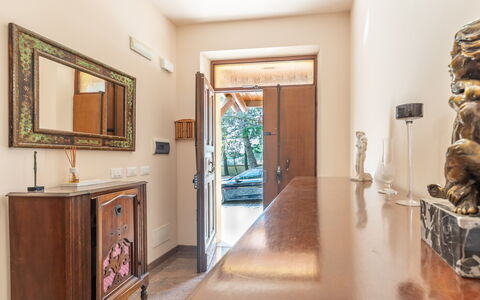 Sunrise Hill Holiday Home: Spiegel, Eigentum, Bilderrahmen, Cabinetry, Holz, Interior Design, Pflanze, Gebäude, Zimmerpflanze, Wohnzimmer