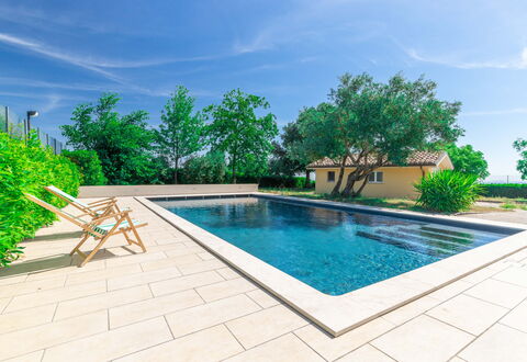 Sunrise Hill Holiday Home: Wasser, Pflanze, Wolke, Himmel, Eigentum, Schwimmbad, Grün, Azurblau, Baum, Rechteck