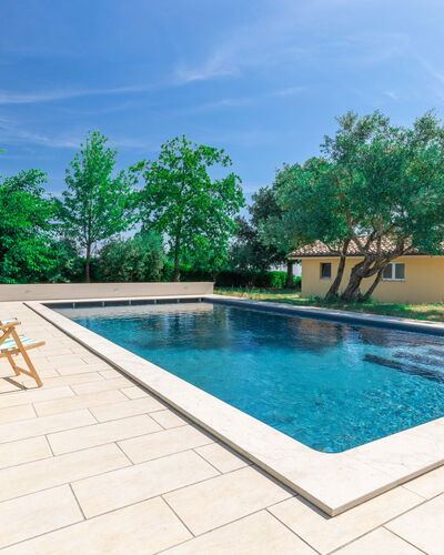 Sunrise Hill Holiday Home: Wasser, Pflanze, Wolke, Himmel, Eigentum, Schwimmbad, Grün, Azurblau, Baum, Rechteck