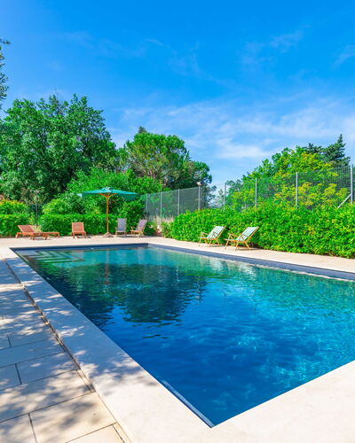 Sunrise Hill Holiday Home: Wasser, Pflanze, Himmel, Eigentum, Schwimmbad, Azurblau, Baum, Wolke, Eigentumswohnung, Freizeit