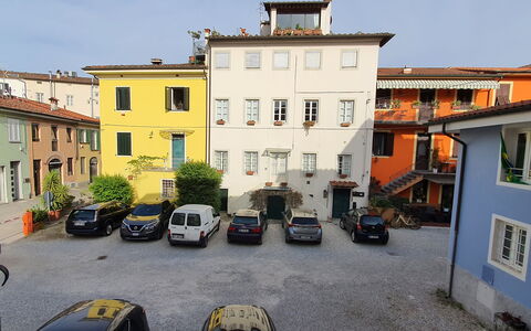 Lucida: Auto, Fenster, Fahrzeug, Gebäude, Rad, Pflanze, Himmel, Fassade, Stadt