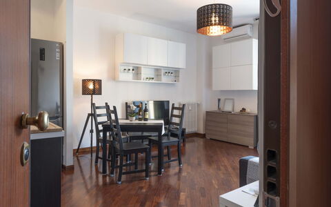 Novoli Suite Apartment: Tabelle, Möbel, Eigentum, Bilderrahmen, Couch, Beleuchtung, Stuhl, Holz, Zimmerpflanze, Interior Design