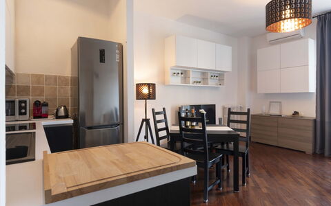 Novoli Suite Apartment: Möbel, Tabelle, Cabinetry, Holz, Küche, Flooring, Interior Design, Schublade, Fussboden, Stuhl