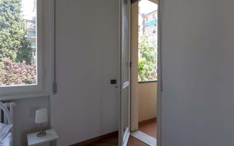 Novoli Suite Apartment: Gebäude, Fenster, Holz, Tür, Schatten, Fussboden, Hartholz, Baum