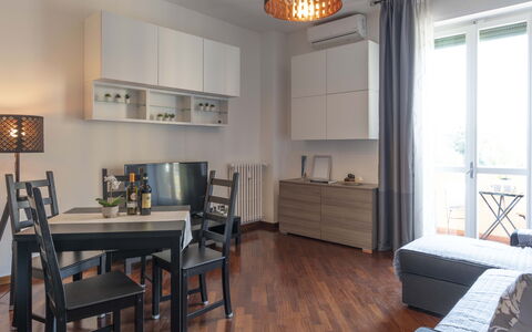 Novoli Suite Apartment: Tabelle, Möbel, Cabinetry, Eigentum, Fenster, Bilderrahmen, Holz, Stuhl, Wohnzimmer, Beleuchtung