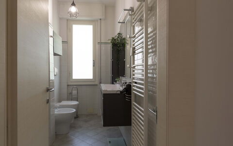 Novoli Suite Apartment: Eigentum, Gebäude, Armatur, Fenster, Badezimmer, Die Architektur, Toilleten Sitz, Zimmerpflanze, Wand