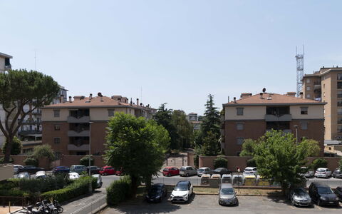 Novoli Suite Apartment: Himmel, Auto, Pflanze, Rad, Fahrzeug, Gebäude, Fenster, Baum