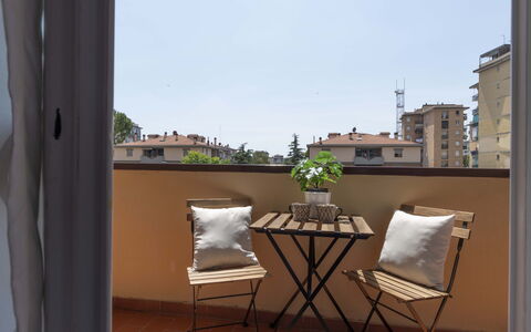 Novoli Suite Apartment: Pflanze, Eigentum, Möbel, Blumentopf, Gebäude, Zimmerpflanze, Tabelle, Holz, Himmel, Fenster