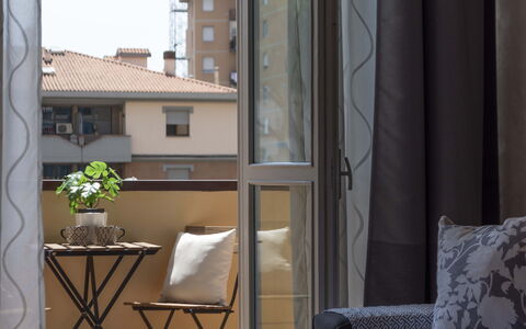 Novoli Suite Apartment: Möbel, Eigentum, Gebäude, Fenster, Pflanze, Schatten, Holz, Blumentopf, Komfort