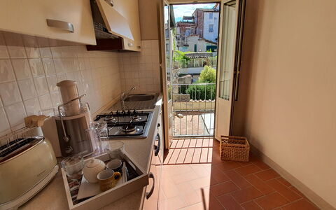 Loft Lucca: Eigentum, Gebäude, Küchengerät, Interior Design, Küche, Countertop, Fussboden, Flooring, Pflanze, Herd