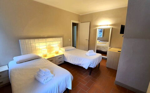 Loft Lucca: Bett, Schlafzimmer, Bettrahmen, Bedding, Bettdecke, Matratze, Holzbeize, Matratzenauflage, Hotel