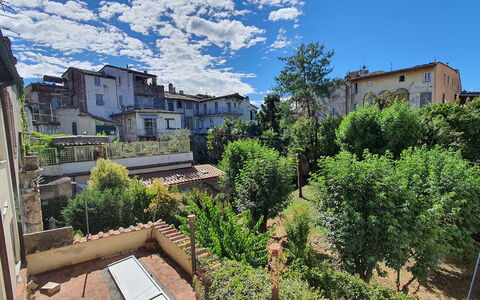 Loft Lucca: Wolke, Himmel, Gebäude, Pflanze, Fenster, Die Architektur, Vegetation, Baum, Urban Design, Haus