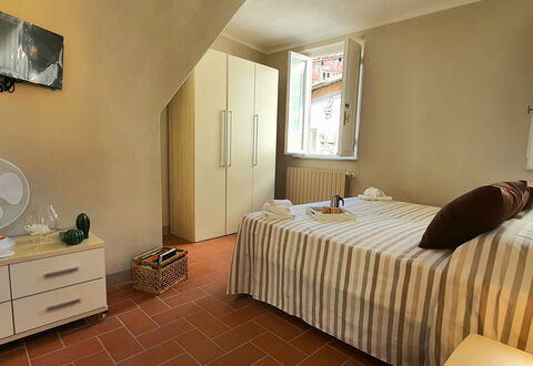 Loft Lucca: Möbel, Eigentum, Cabinetry, Fenster, Komfort, Holz, Interior Design, Schublade, Bettrahmen, Gebäude