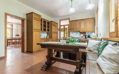 Villa Rosso Corbezzolo: Tabelle, Möbel, Gebäude, Holz, Cabinetry, Interior Design, Wohnzimmer, Stuhl, Haus, Countertop