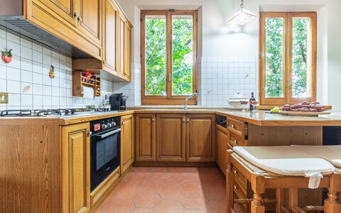 Villa Rosso Corbezzolo: Cabinetry, Spüle, Countertop, Fenster, Sinken, Küche, Holz, Interior Design, Beleuchtung, Zapfhahn
