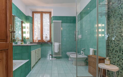 Villa Rosso Corbezzolo: Eigentum, Sinken, Armatur, Azurblau, Gebäude, Spiegel, Cabinetry, Badezimmer, Lila, Interior Design
