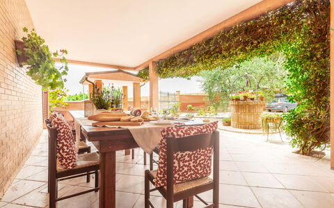Villa Rosso Corbezzolo: Tabelle, Pflanze, Eigentum, Möbel, Stuhl, Blumentopf, Gebäude, Holz, Tisch Im Freien, Gartenmöbel