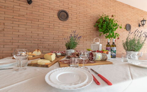 Villa Rosso Corbezzolo: Tabelle, Geschirr, Pflanze, Essen, Blumentopf, Dishware, Zimmerpflanze, Teller, Tischdecke, Textil