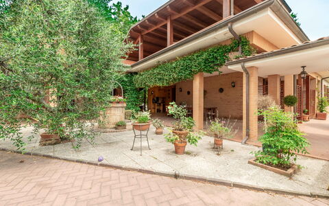 Villa Rosso Corbezzolo: Pflanze, Gebäude, Himmel, Haus, Vegetation, Grundstueck, Hütte, Baum, Fenster, Urban Design