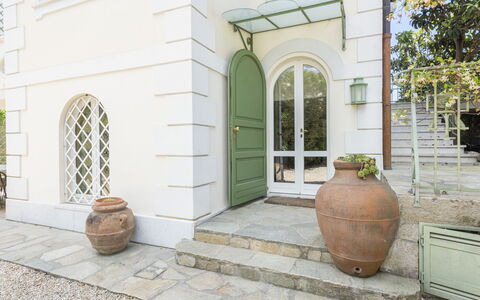 La Villetta: Gebäude, Eigentum, Fenster, Pflanze, Fass, Blumentopf, Mauerwerk, Tür, Backstein, Holz