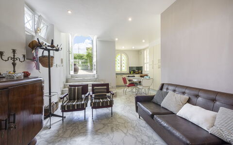 La Villetta: Möbel, Couch, Tabelle, Cabinetry, Interior Design, Stuhl, Holz, Zimmerpflanze, Wohnzimmer, Fussboden