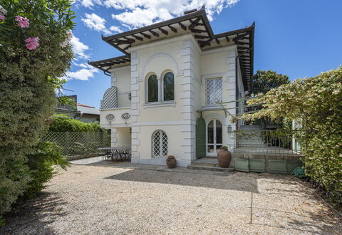 La Villetta: Wolke, Himmel, Gebäude, Pflanze, Fenster, Azurblau, Tür, Nachbarschaft, Wohngebiet, Haus