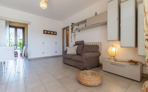 Casamare: Möbel, Couch, Bilderrahmen, Komfort, Holz, Haus, Beleuchtung, Wohnzimmer, Interior Design, Flooring