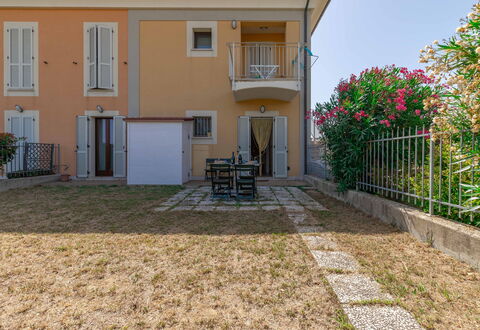 Casamare: Pflanze, Fenster, Eigentum, Gebäude, Tür, Haus, Strassenbelag, Grundstueck, Nachbarschaft, Blume