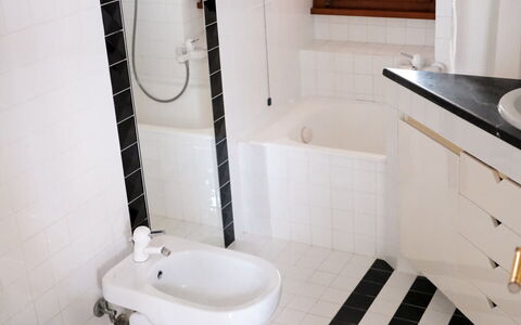 Residenza Thaulero: Zapfhahn, Armatur, Eigentum, Bad Sink, Weiss, Badezimmer, Sinken, Toilleten Sitz, Lila, Interior Design