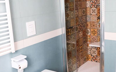 Dependance Thaulero: Armatur, Eigentum, Toilleten Sitz, Lila, Gebäude, Badezimmer, Toilette, Interior Design, Holz