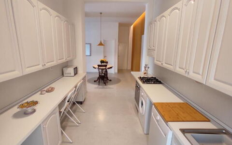 Tre Donne: Cabinetry, Möbel, Gebäude, Tabelle, Interior Design, Die Architektur, Küche, Flooring, Fussboden