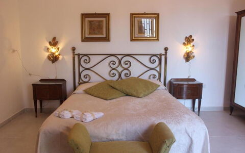 Tre Donne: Möbel, Bilderrahmen, Eigentum, Komfort, Holz, Gebäude, Interior Design, Bett, Orange