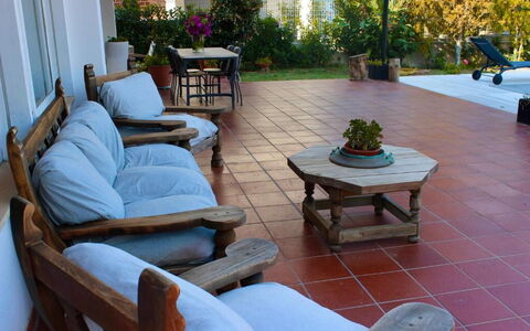 Tre Donne: Pflanze, Möbel, Tabelle, Blumentopf, Gartenmöbel, Holz, Wohnzimmer, Zimmerpflanze, Interior Design, Fussboden