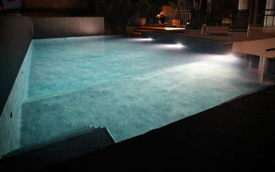 Tre Donne: Wasser, Schwimmbad, Rechteck, Holz, Strassenbelag, Flooring, Verbundwerkstoff, Tönungen Und Schatten, Gras, Gebäude