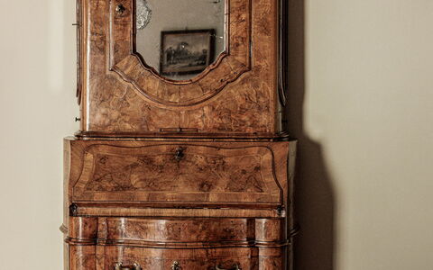 Dimora Fiorentina: Spiegel, Cabinetry, Möbel, Eigentum, Lila, Textil, Holz, Kommode, Interior Design, Schublade