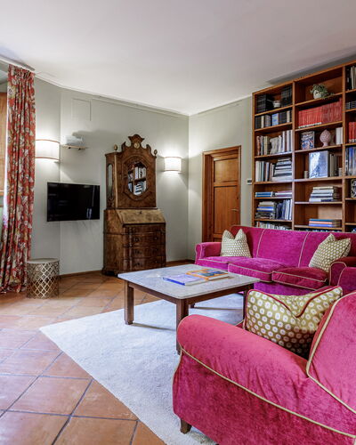 Dimora Fiorentina: Möbel, Gebäude, Bilderrahmen, Tabelle, Bücherregal, Regal, Holz, Interior Design, Flooring, Fussboden