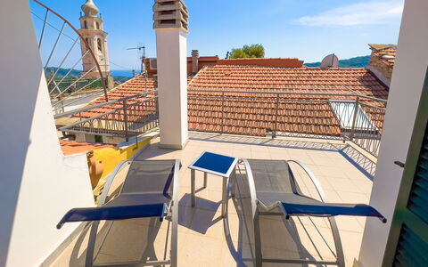 La Casetta Di Emma - Villa Faraldi: Himmel, Eigentum, Blau, Azurblau, Gebäude, Schatten, Holz, Gartenmöbel, Haus, Sonnenlicht