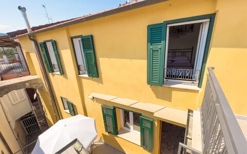 La Casetta Di Emma - Villa Faraldi: Himmel, Eigentum, Daytime, Gebäude, Fenster, Nachbarschaft, Schatten, Urban Design, Haus