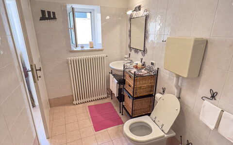 La Casetta Di Emma - Villa Faraldi: Armatur, Gebäude, Sinken, Bad Sink, Zapfhahn, Badezimmer, Toilleten Sitz, Fenster, Holz, Beleuchtung