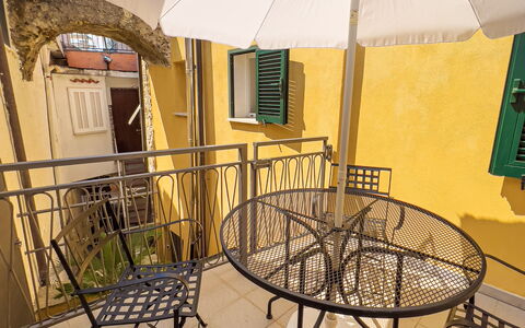 La Casetta Di Emma - Villa Faraldi: Gebäude, Tabelle, Regenschirm, Schatten, Fenster, Holz, Gartenmöbel, Tisch Im Freien, Stuhl, Linie