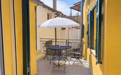 La Casetta Di Emma - Villa Faraldi: Tabelle, Möbel, Eigentum, Gebäude, Regenschirm, Stuhl, Himmel, Schatten, Holz, Tisch Im Freien